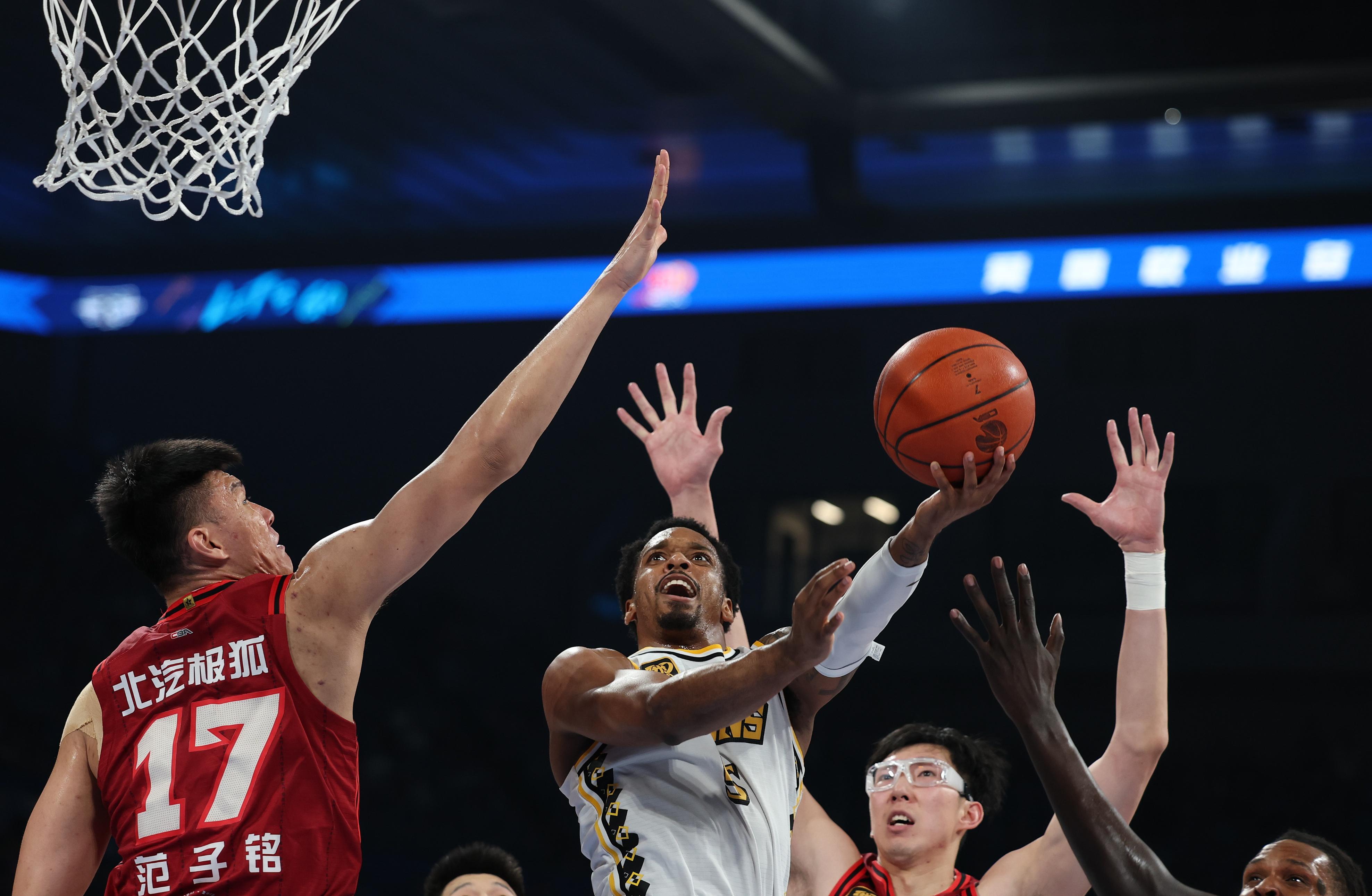 冲刺阶段广厦男篮刷新队史纪录拜仁慕尼黑官宣签约备战亚冠，密尔沃基雄鹿豪取连胜备战NBA季后赛看傻球迷