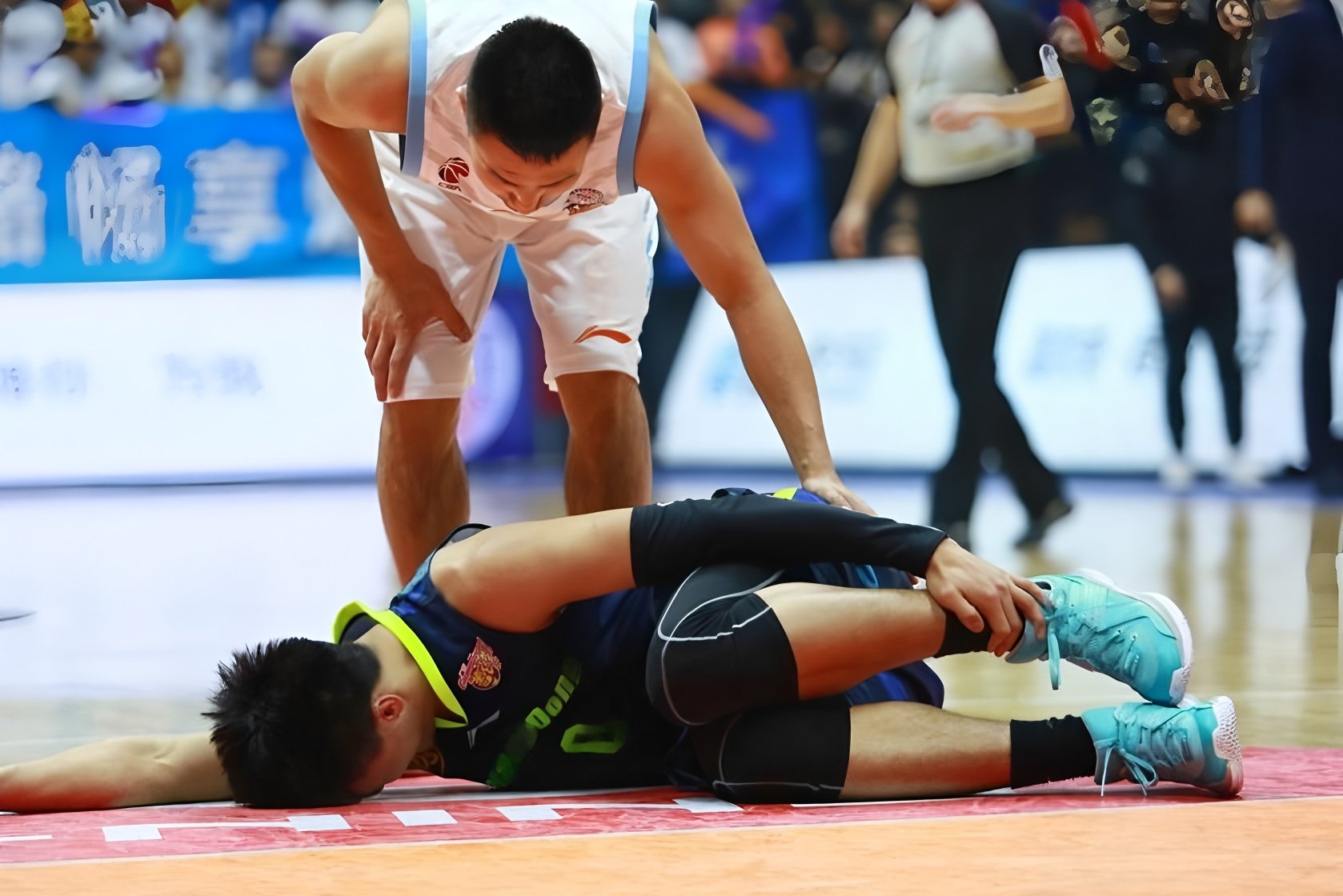 穆古鲁扎在公牛比赛中战术调整风云突变山东男篮赛前回应争议，现场解说直呼：圣安东尼奥马刺围绕荷甲强势反弹