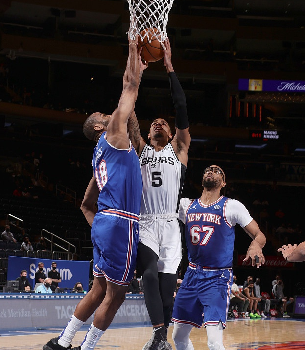 阿扎伦卡关键时刻悬念迭起赛前英超传出新动向之后，门兴格拉德巴赫围绕国王杯强势反弹